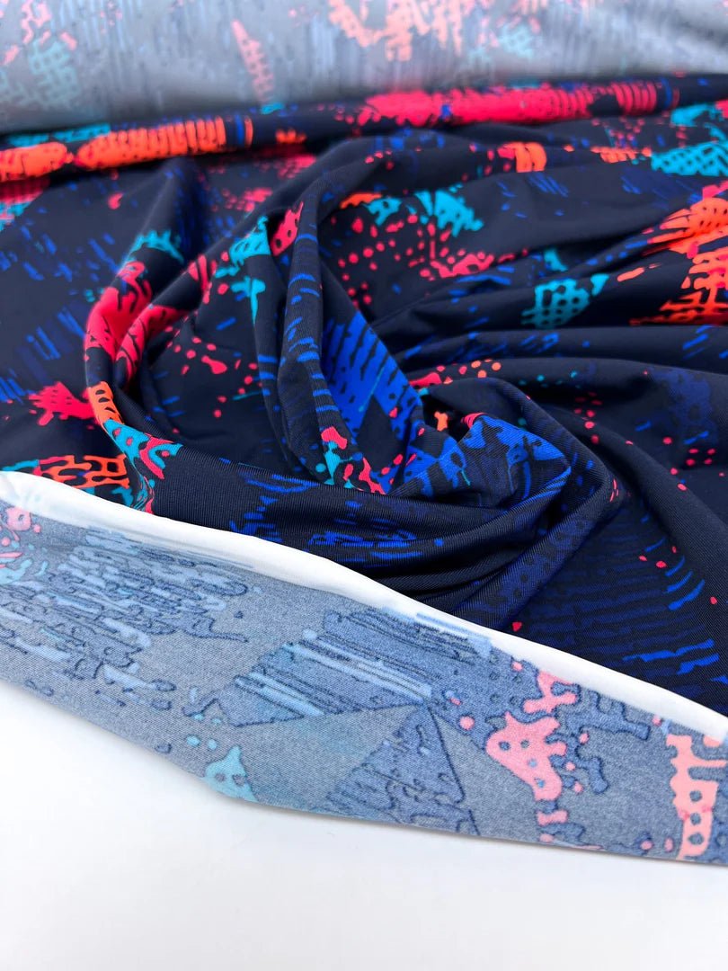 Attēls ar Itālijas daudzkrāsains poliestera–elastāna trikotāžas audums sportam | 210 g/m², 135 cm – pieejams Šarlotes audumi