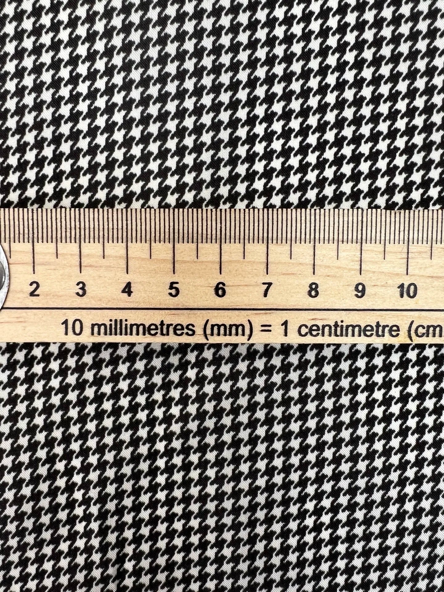 Itālijas kleitu un blūžu audums | 58% zīds | 42% viskoze | 95 g/m² | 147 cm