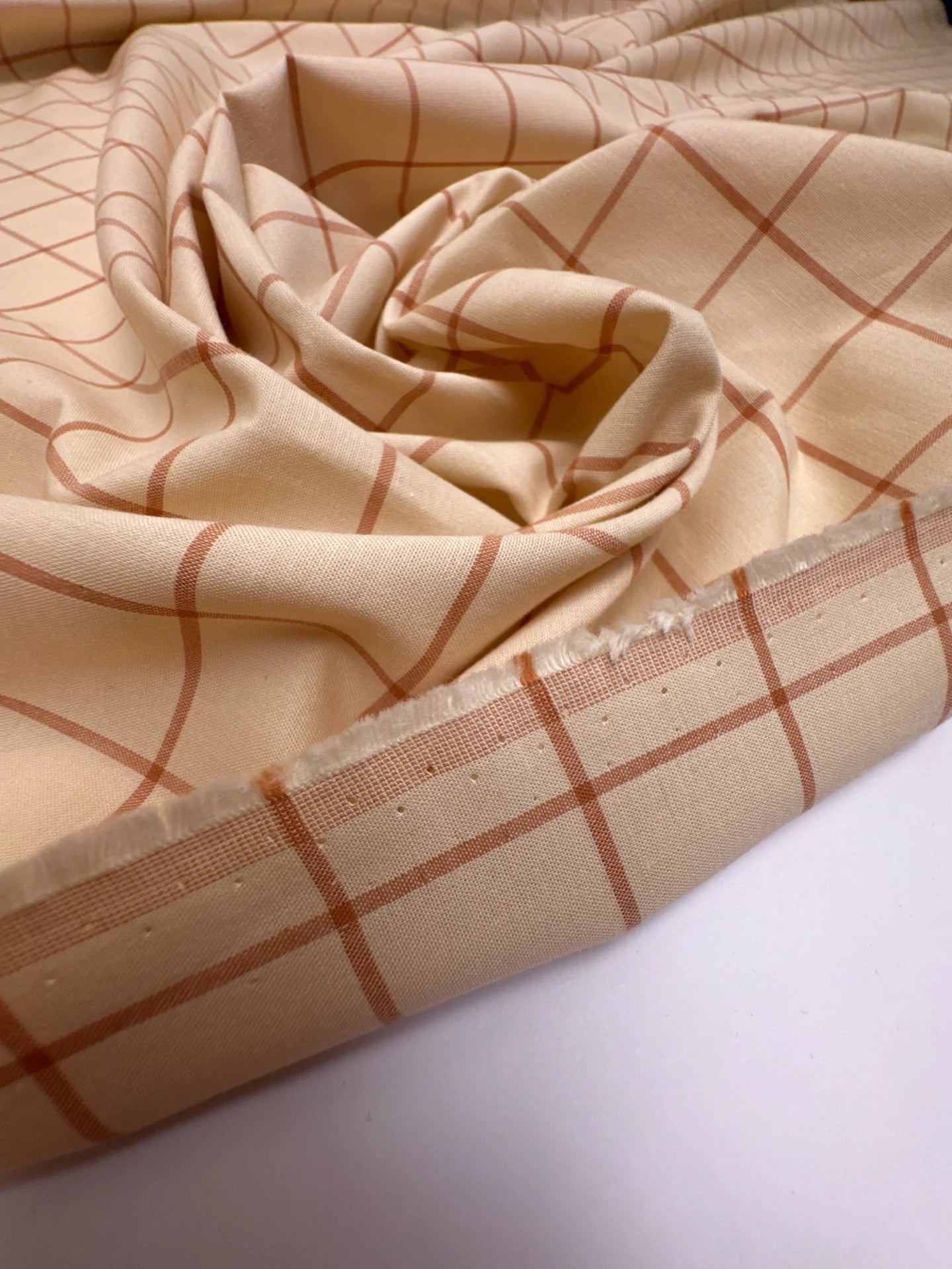 Attēls ar Itālijas kokvilnas audums rūtainā rakstā brūni–bēšs | 125 g/m², 149 cm – pieejams Šarlotes audumi