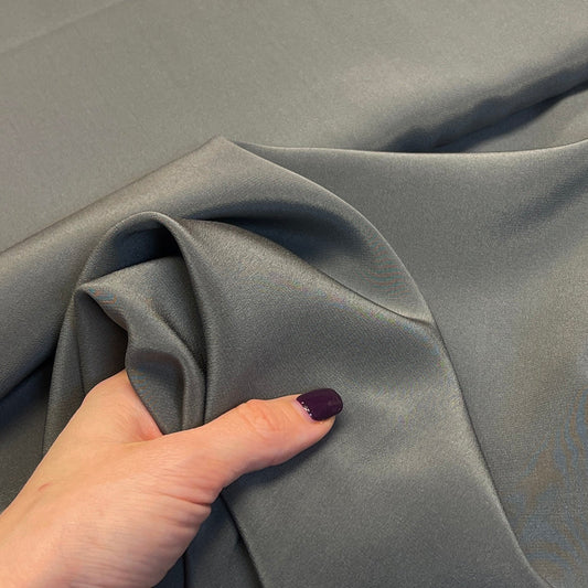 Attēls ar Itālijas Zīda šifons - pelēks 140 cm | 60 g/m² – pieejams Šarlotes audumi