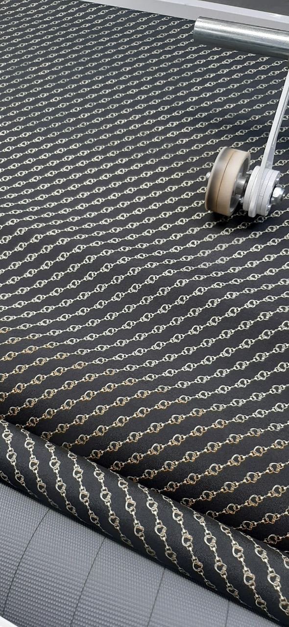 Attēls ar Itāļu krepa audums ar ķēdīšu rakstu | Poliesters 100% | 152 cm – pieejams Šarlotes audumi