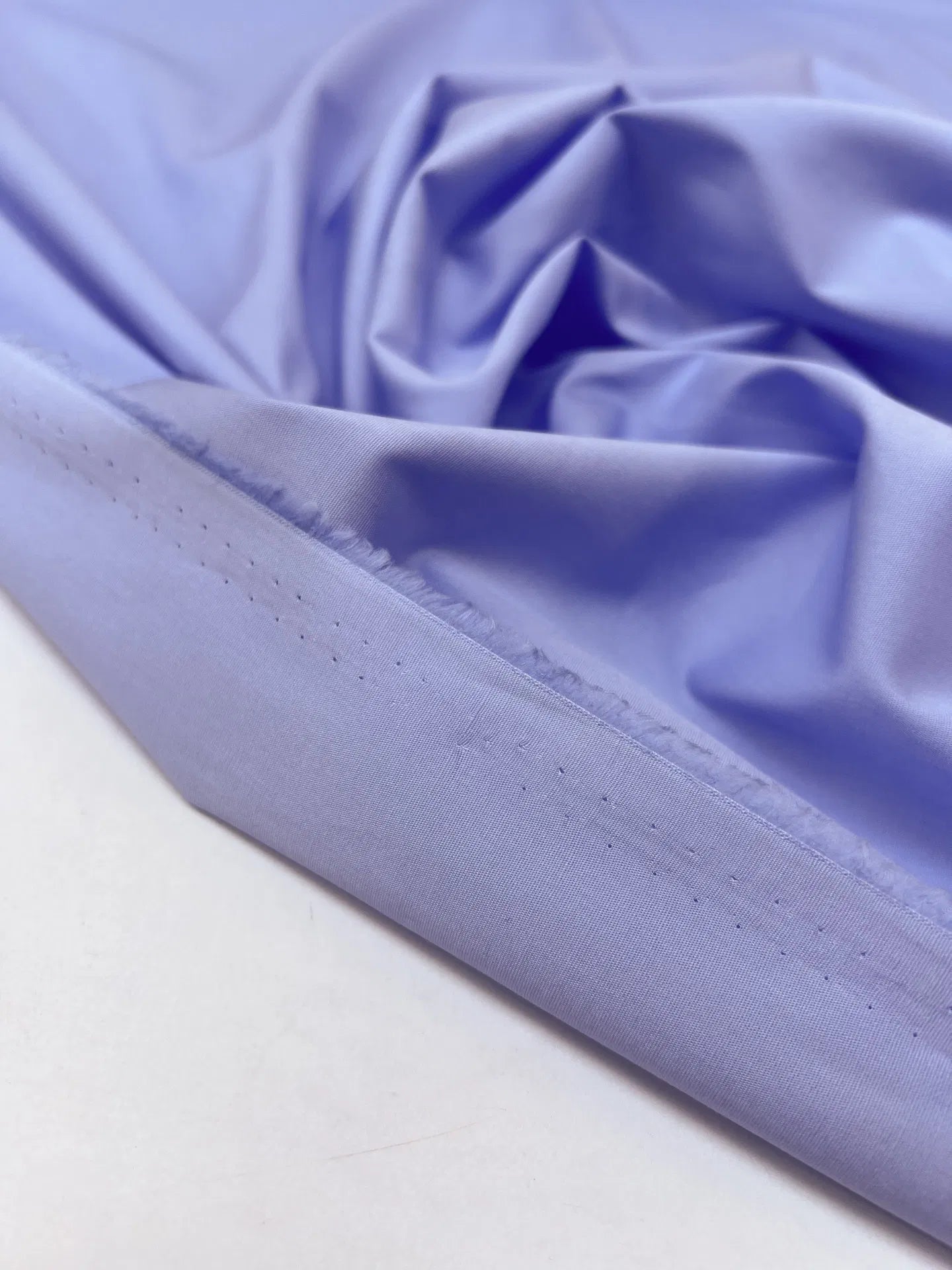 Itāļu okvilnas poplīns ar elastānu - zili lillā 100 g/m²