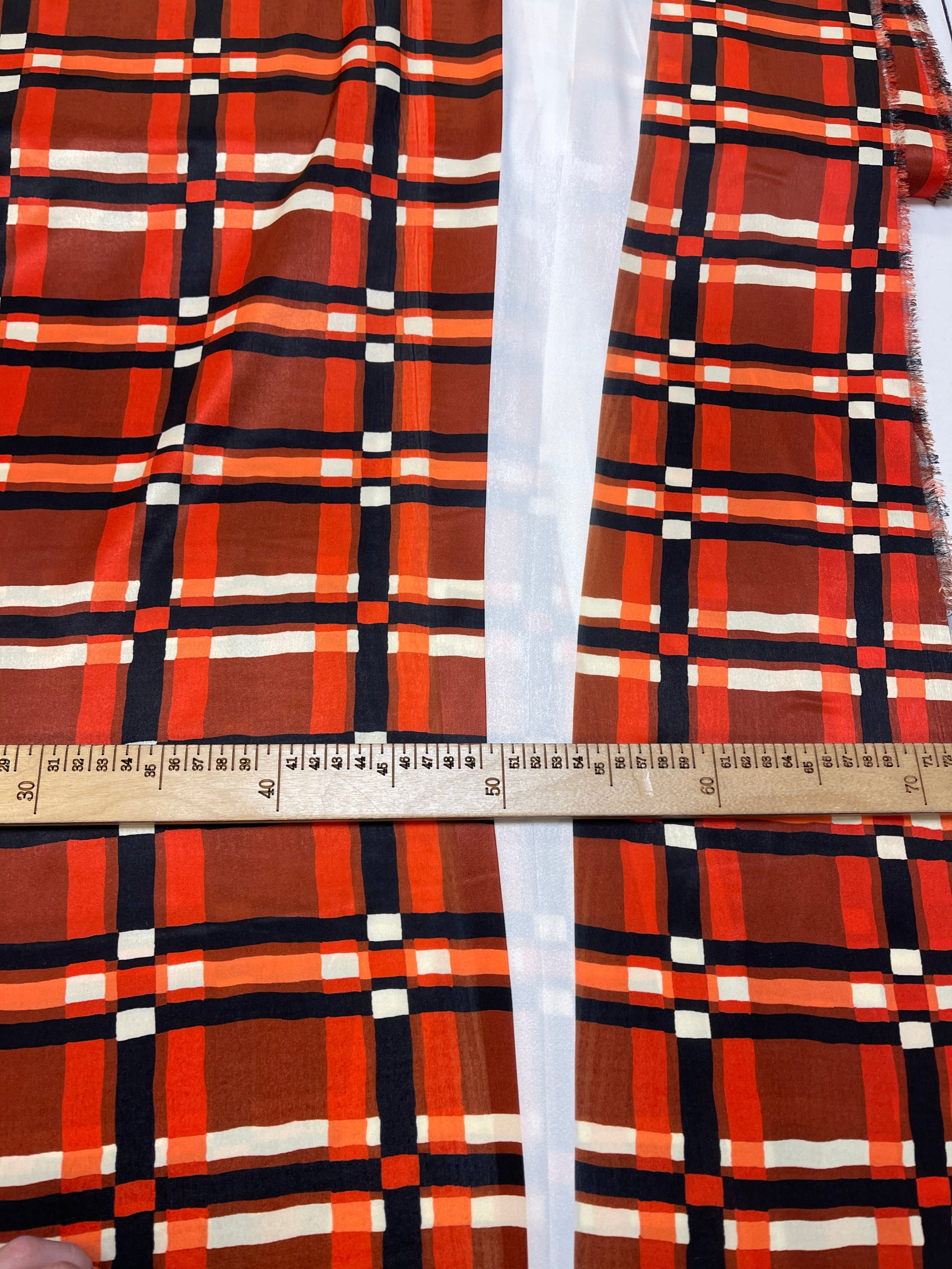 Attēls ar Itāļu satīna audums rūtains raksts | 140 cm | ar defektu – pieejams Šarlotes audumi