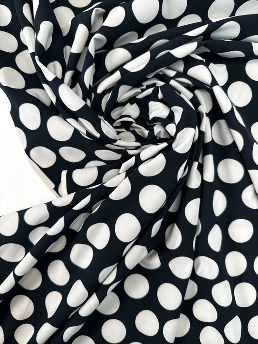 Attēls ar Itāļu trikotāžas audums ar punktu rakstu | Poliamīds 51% Viskoze 41% Elastāns 8% | 132 cm – pieejams Šarlotes audumi