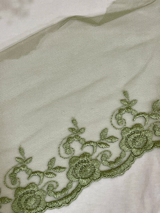 Image de dentelle brodée 13 cm - vert sauge – disponible chez Šarlotes audumi