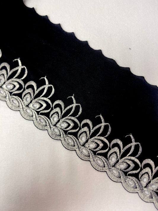 Image avec dentelle brodée 14 cm - noire et blanche – disponible chez Šarlotes audumi