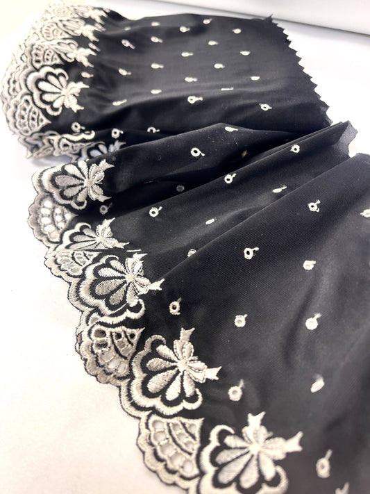 Image avec dentelle brodée de 15 cm - noire avec petites fleurs blanches et des pois – disponible chez Šarlotes audumi