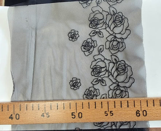Pilt tikandiga tüllil, 25 cm sügavmust – saadaval veebis: Šarlotes audumi