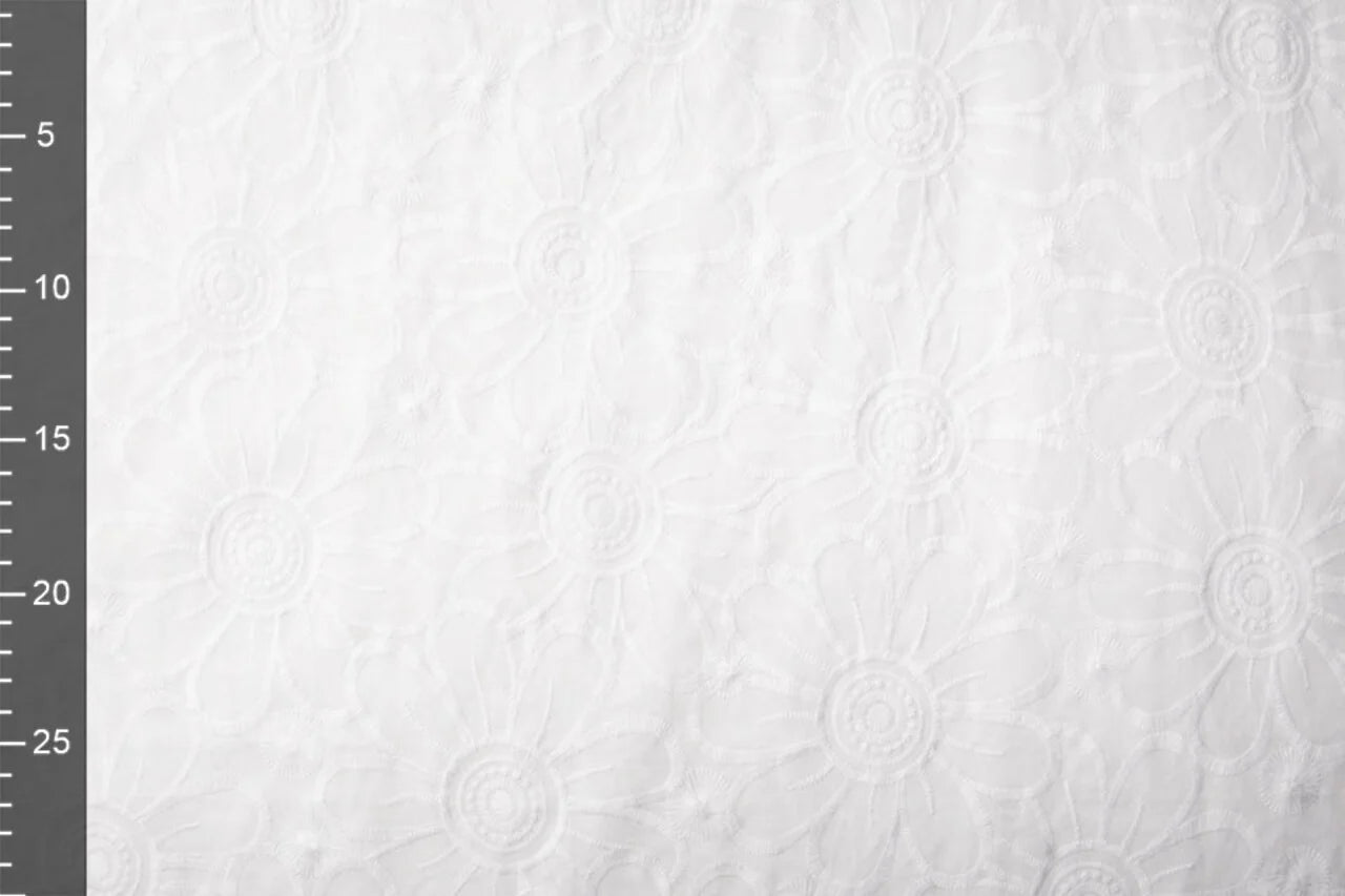 Izšūts kokvilnas audums - balti lieli ziedi 110 g/m²