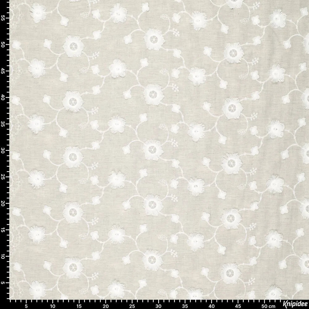 Izšūts kokvilnas audums - balti ziedi uz dabīga fona 120 g/m²