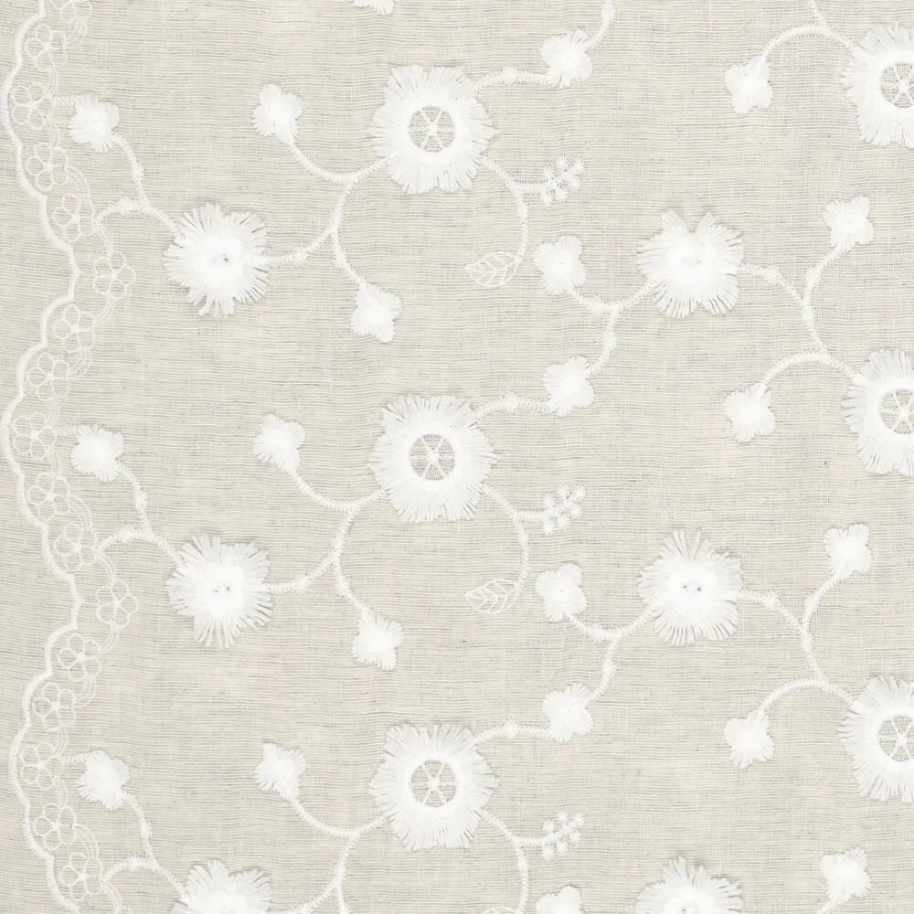 Izšūts kokvilnas audums - balti ziedi uz dabīga fona 120 g/m²