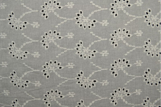 Izšūts kokvilnas audums - balts ziedu motīvs 100 g/m²