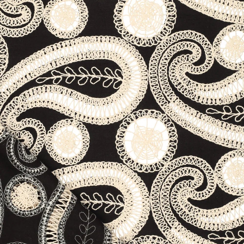 Izšūts kokvilnas audums - ziedi uz melna fona 270 g/m²