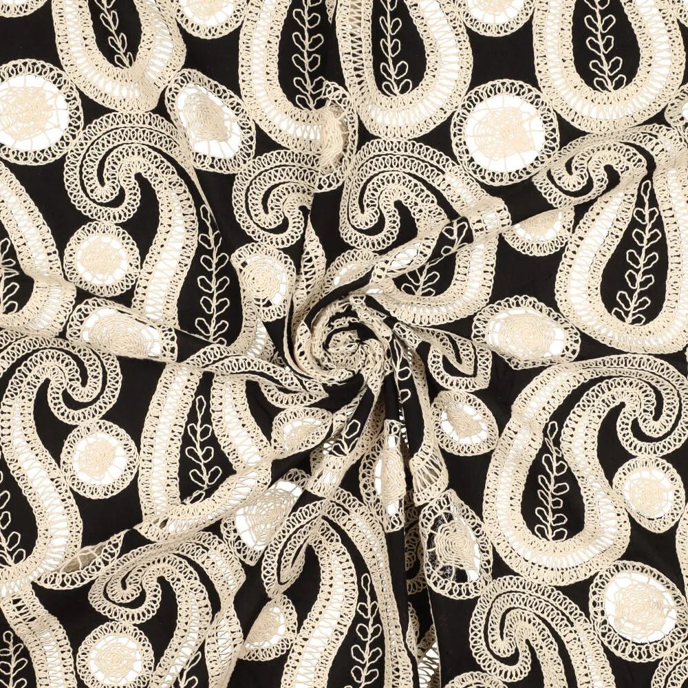 Izšūts kokvilnas audums - ziedi uz melna fona 270 g/m²