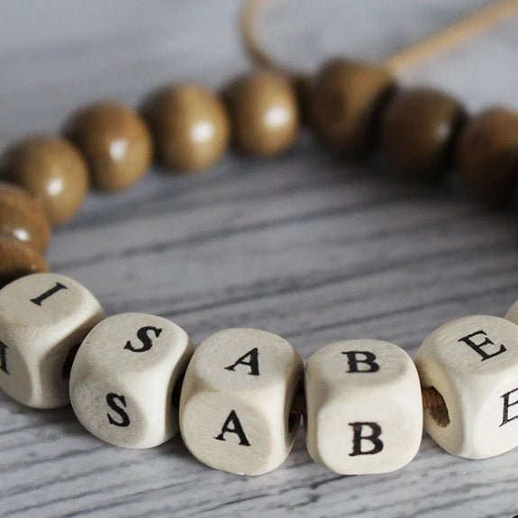 Koka krellītes ar burtiem, 10×10 mm|80 gab.