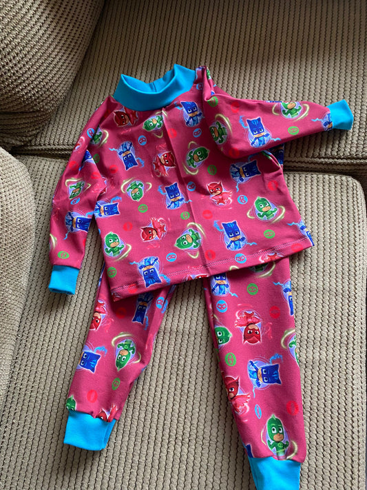 Attēls ar Kokvilnas cilpiņtrikotāža - supervaroņi Gekko, Catboy, Owlette, berry 240 g/m² – pieejams Šarlotes audumi