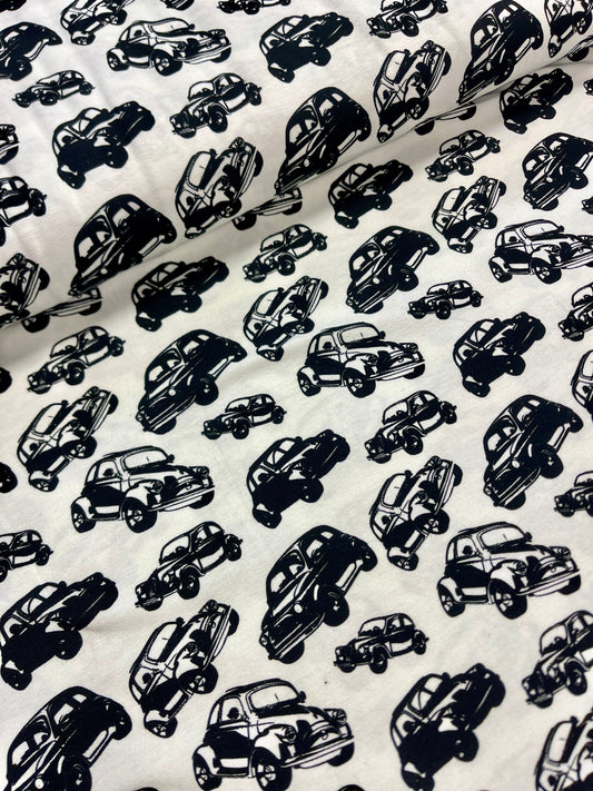 Kokvilnas trikotāža - melni auto uz balta fona 200 g/m²