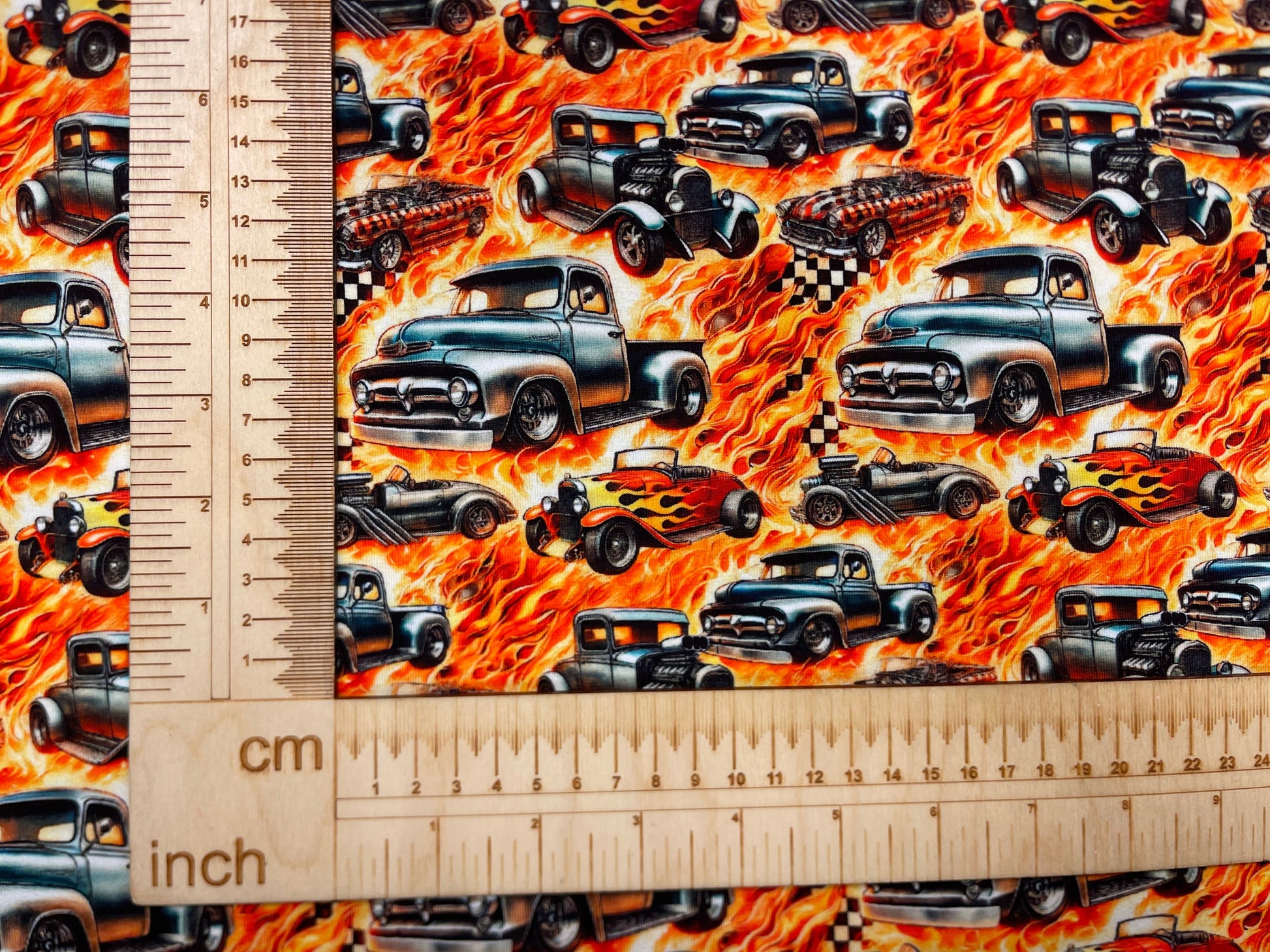 Kokvilnas trikotāža - ugunīgie auto 200 g/m²