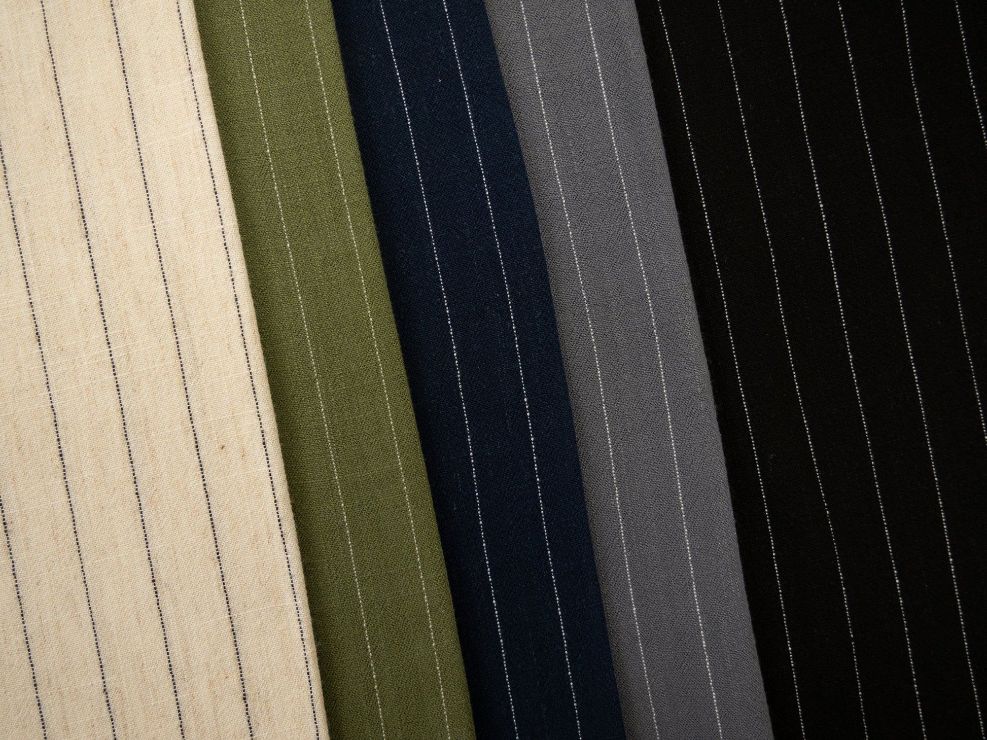 Lins ar viskozi - svītras uz melna fona 200 g/m²