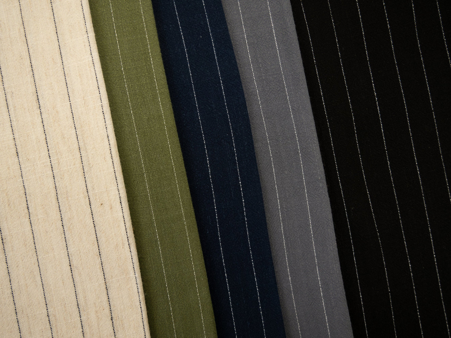 Lins ar viskozi - svītras uz tumši pelēka fona 200 g/m²