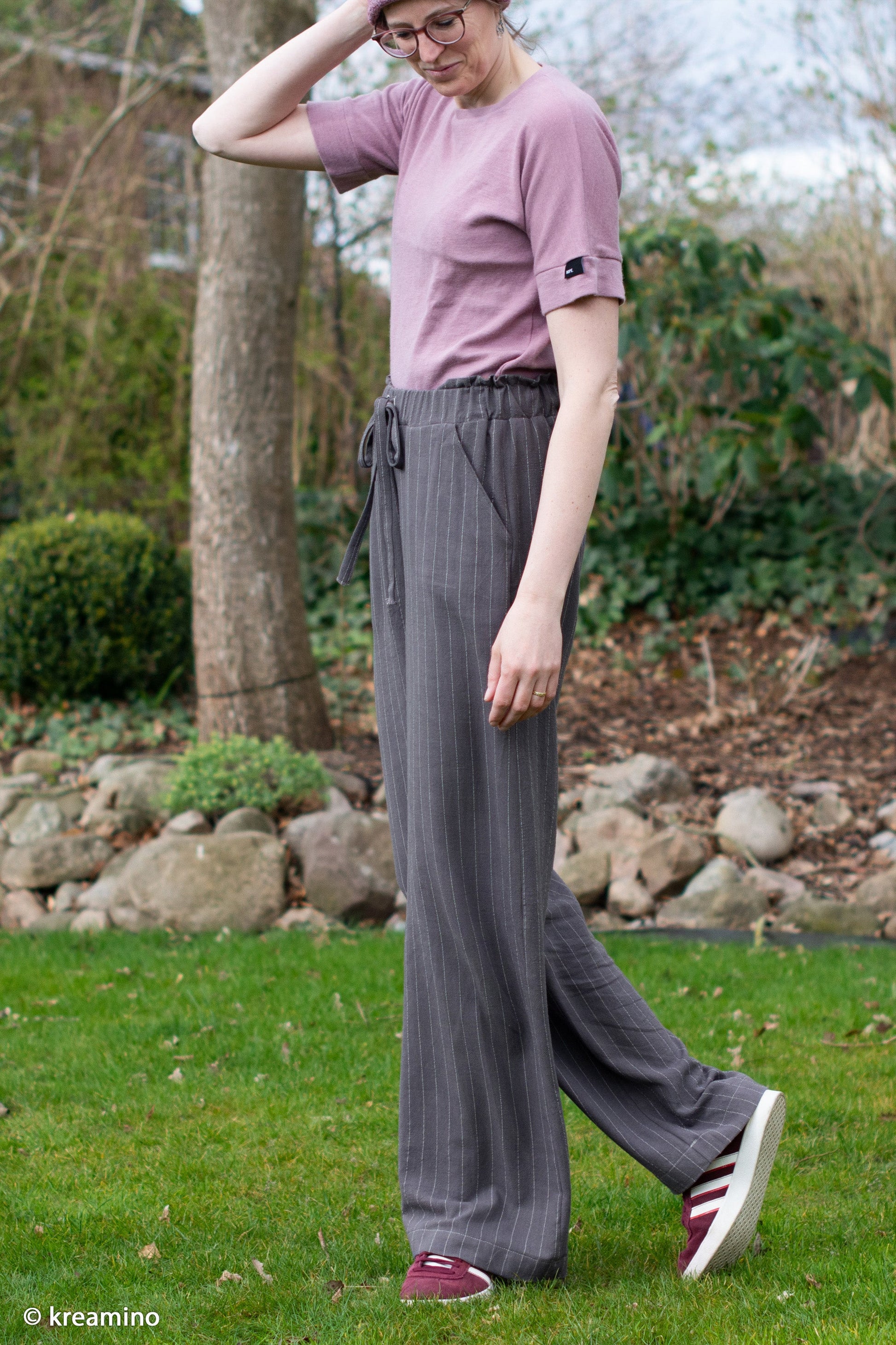 Lins ar viskozi - svītras uz tumši pelēka fona 200 g/m²