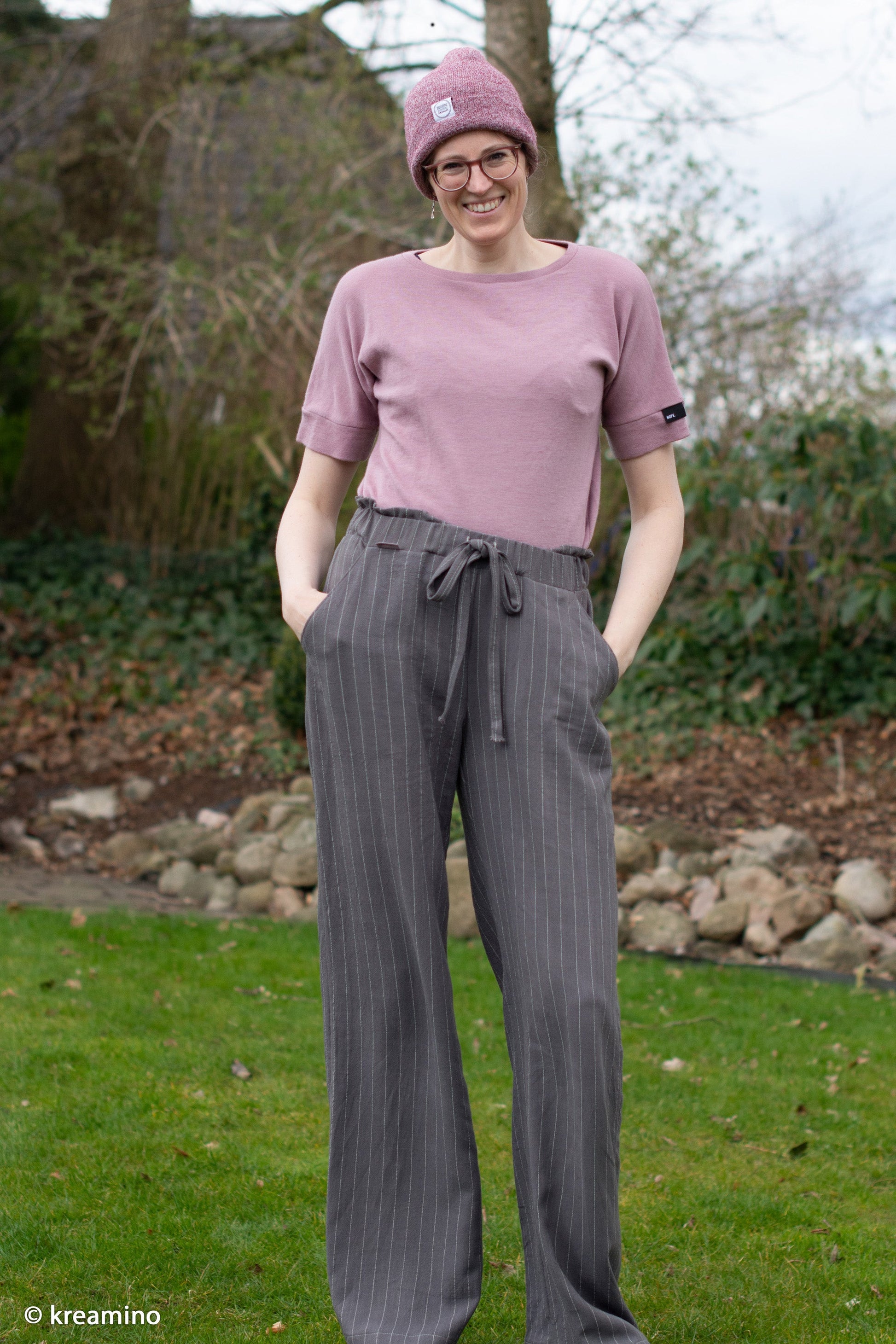 Lins ar viskozi - svītras uz tumši pelēka fona 200 g/m²