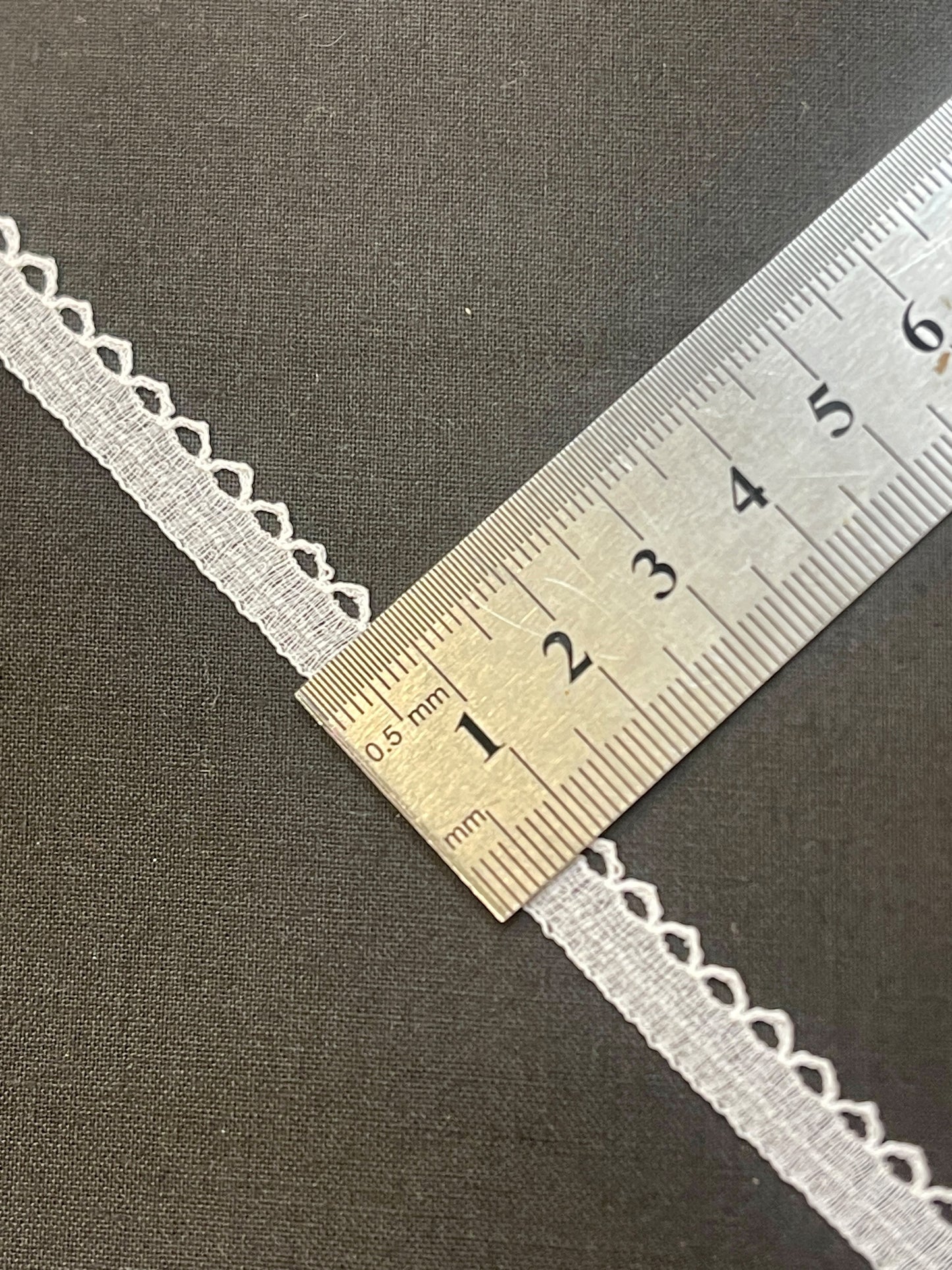 Pilt 1 cm valgest pitsist – saadaval veebis Šarlote kangad