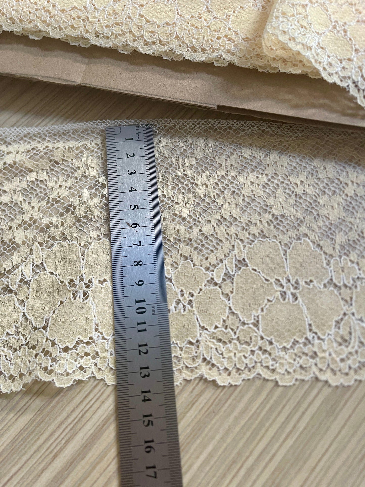 Image avec dentelle 13 cm - jaune – disponible chez Šarlotes audumi