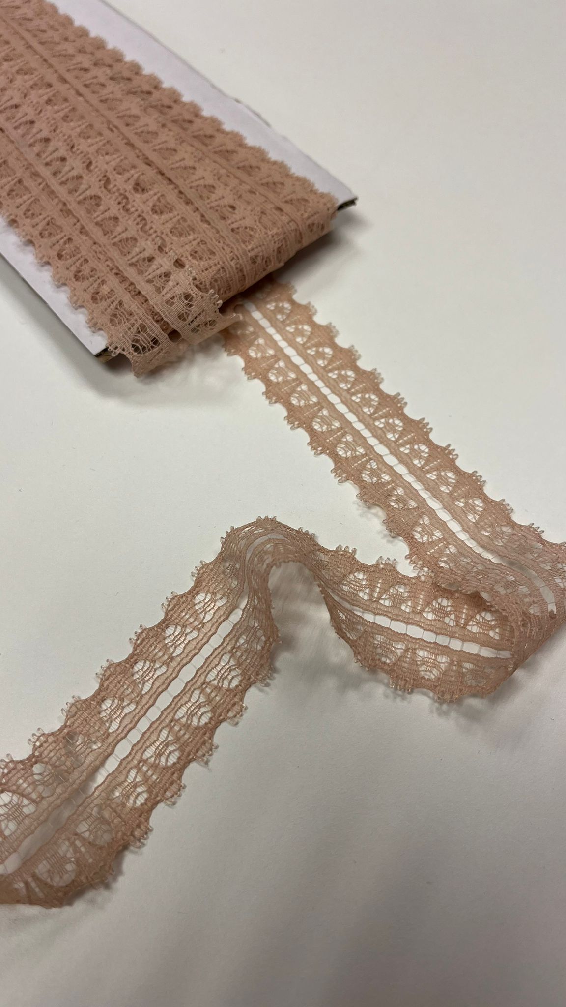Attēls ar Mežģīne 3 cm-nude(miesas krāsas) – pieejams internetā Šarlotes audumi
