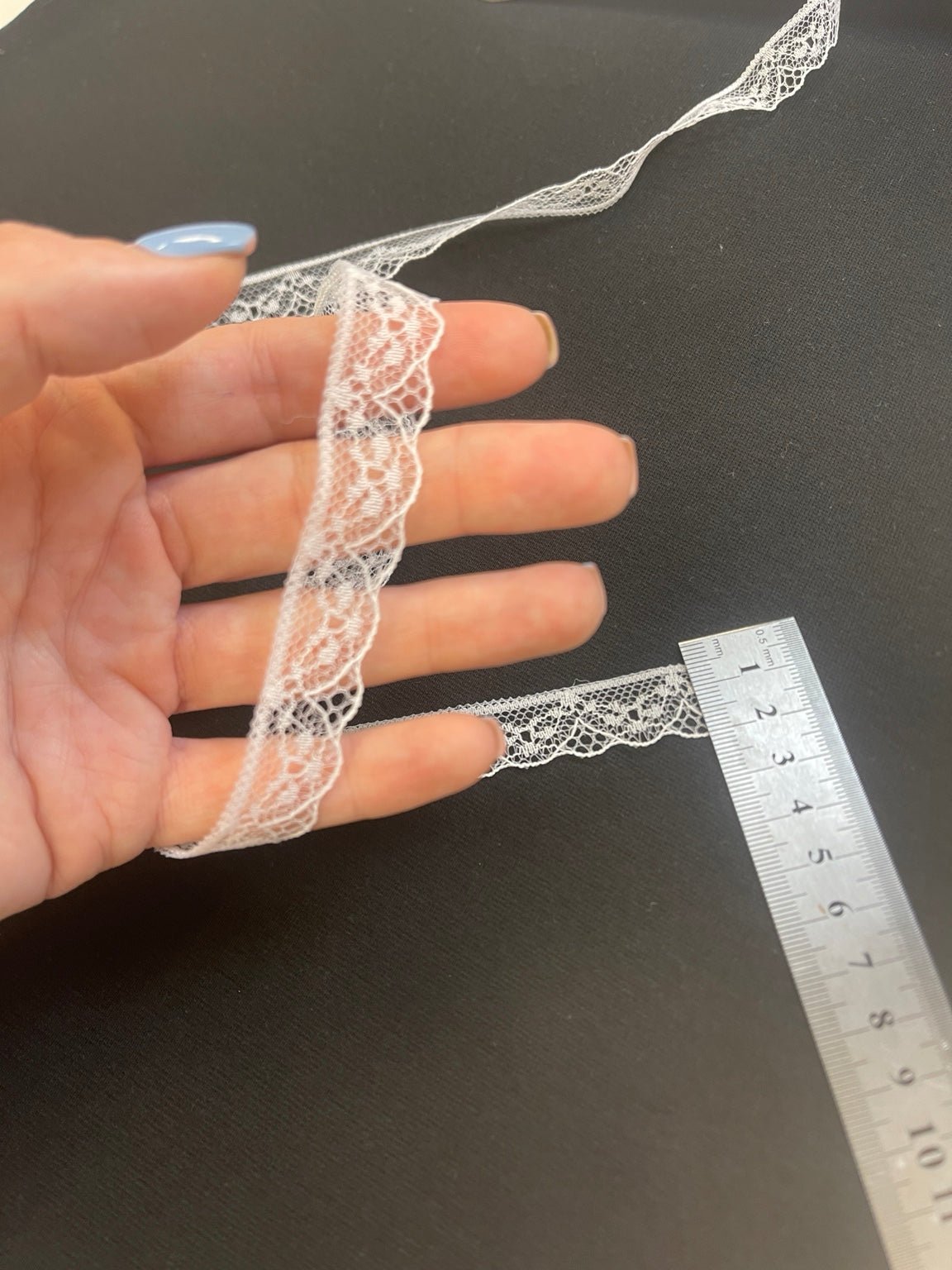 Pilt õrnast 1,6 cm valgest pitsist – saadaval veebis Šarlotes audumid