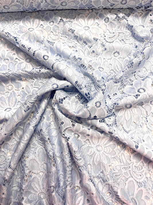 Attēls ar Mežģīņu audums - gaiši zila puķe 150 g/m² – pieejams Šarlotes audumi