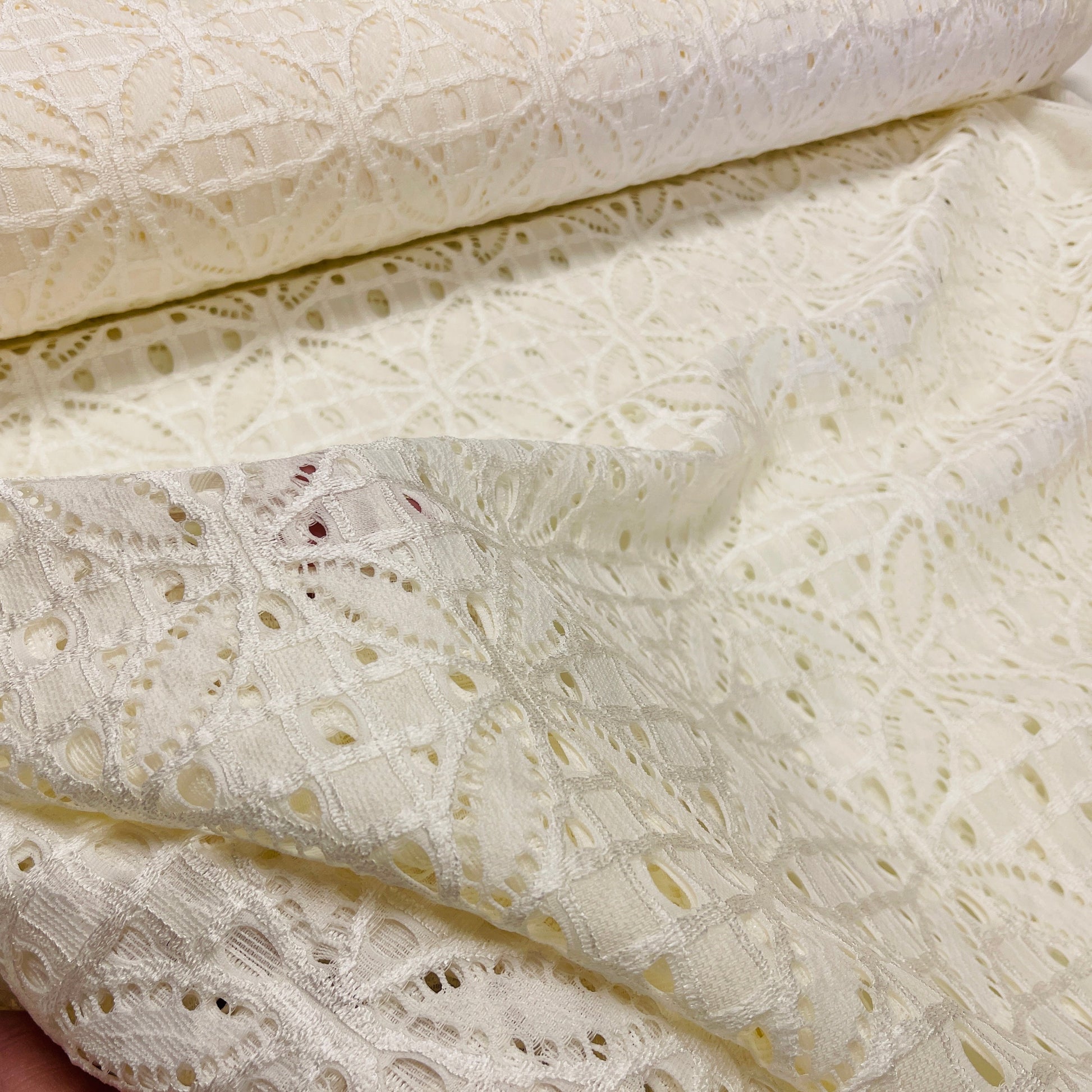 Mežģīņu audums - piena balts 150 g/m²