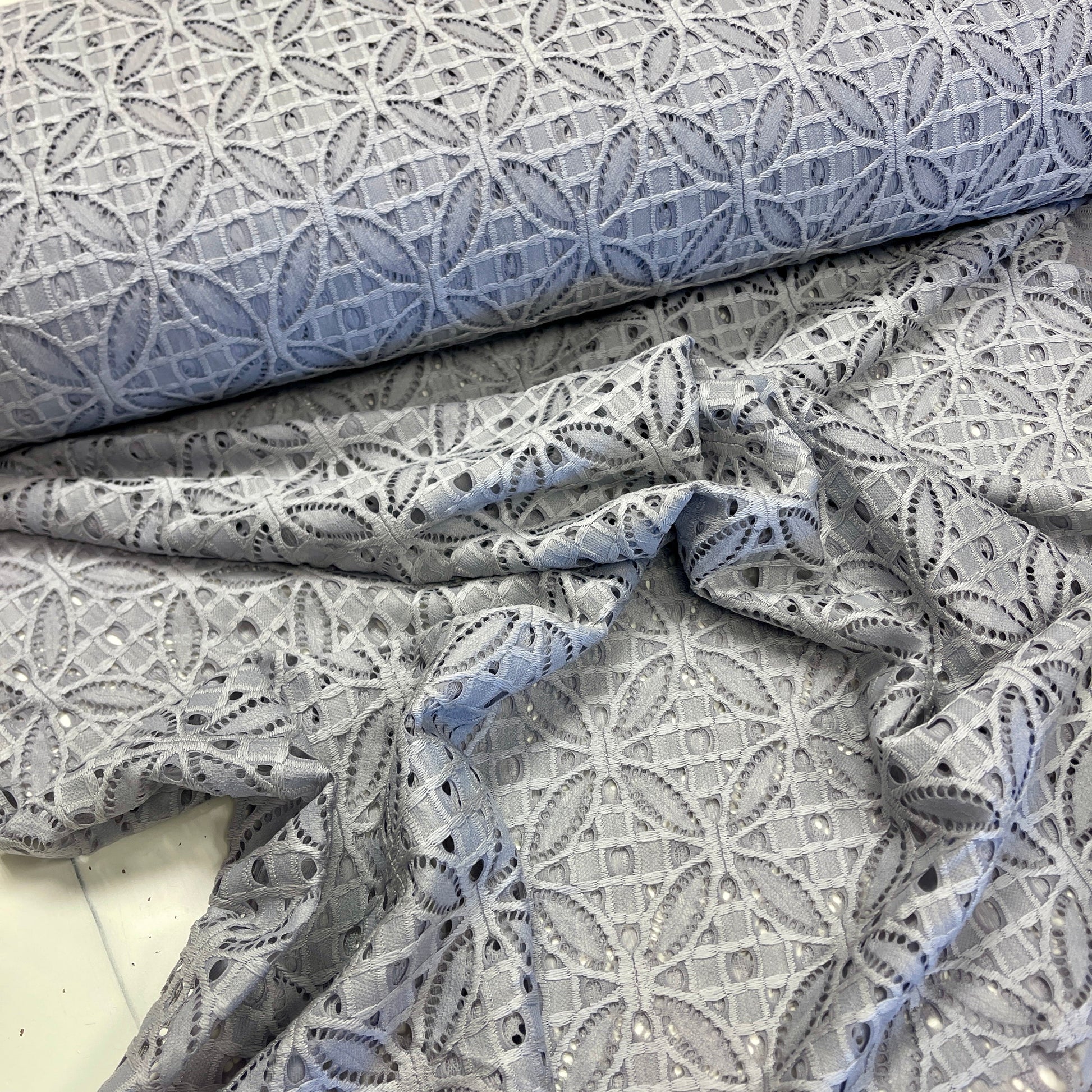 Mežģīņu audums - sudraba 150 g/m²