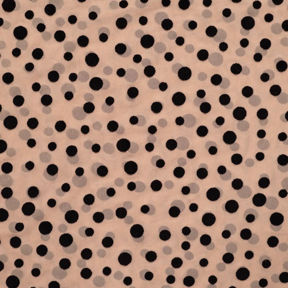 Mīksts tills(Mesh) ar samta pumpiņām - melnas pumpiņas uz bēša fona