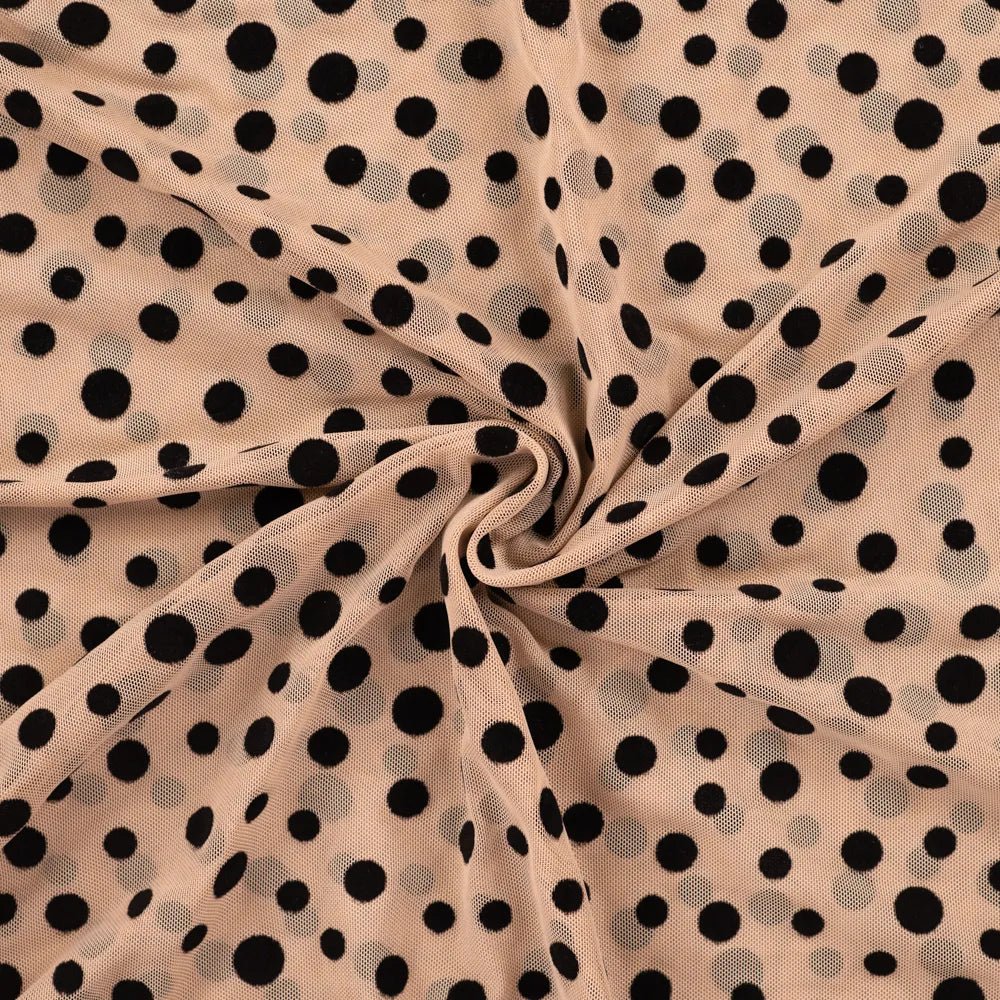 Mīksts tills(Mesh) ar samta pumpiņām - melnas pumpiņas uz bēša fona