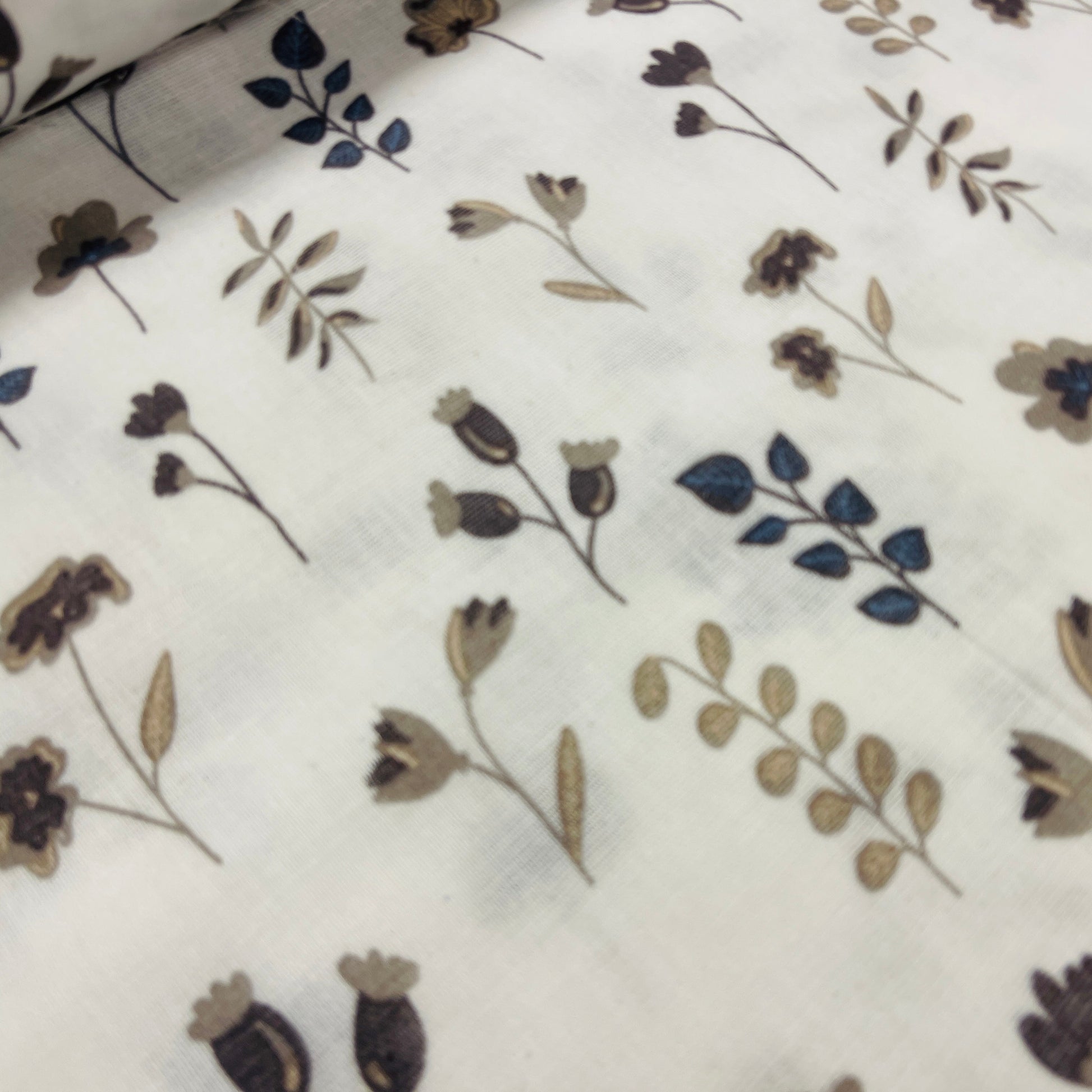 Muslīns - lapiņas pelēkos un tumši zilos toņos 140 g/m²