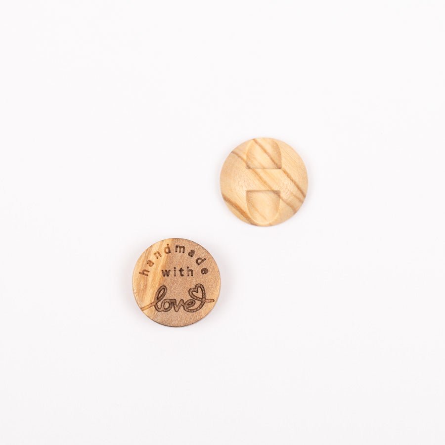 Attēls ar Olīvkoka pogas Handmade with love 15 mm – pieejams internetā Šarlotes audumi