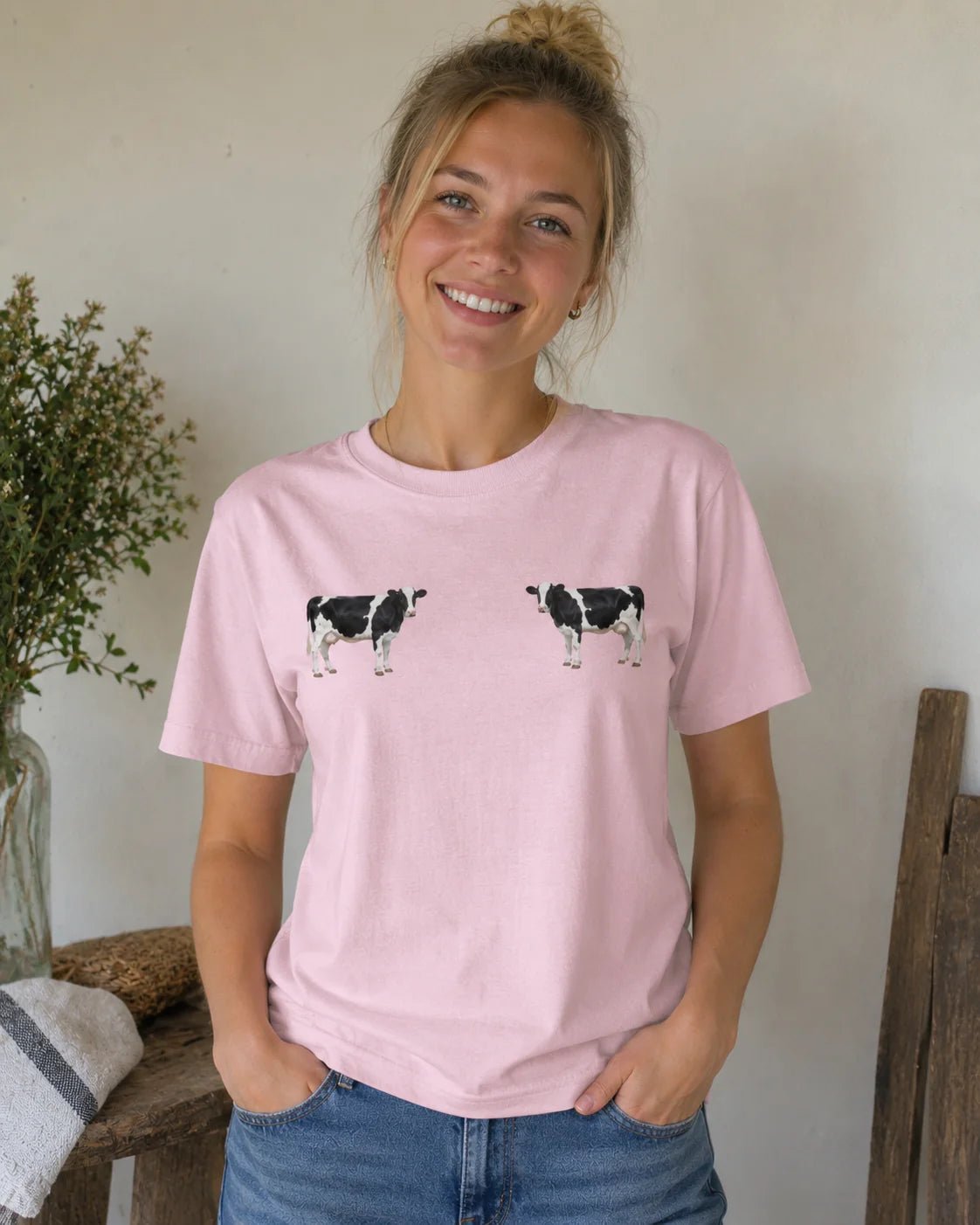 Image of the organic cotton T-shirt "Muuuu" available online at Šarlotes audumi