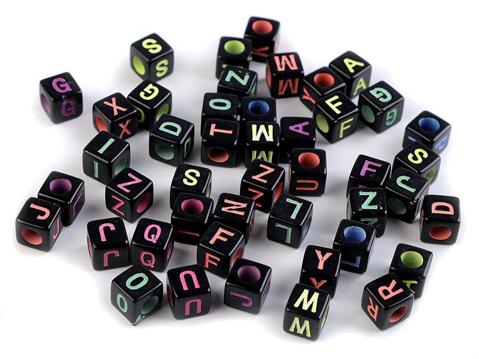 Plastmasas kubiņi ar burtiem, 8×8 mm melni |25 gab.