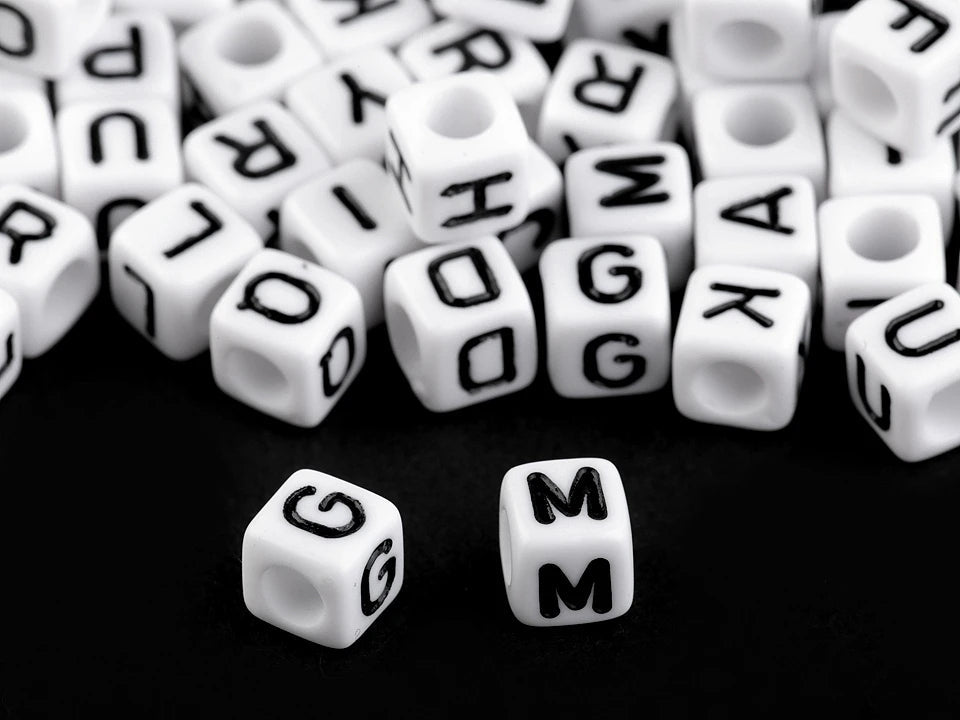 Plastmasas pērlītes ar burtiem, kubiņi 6×6 mm