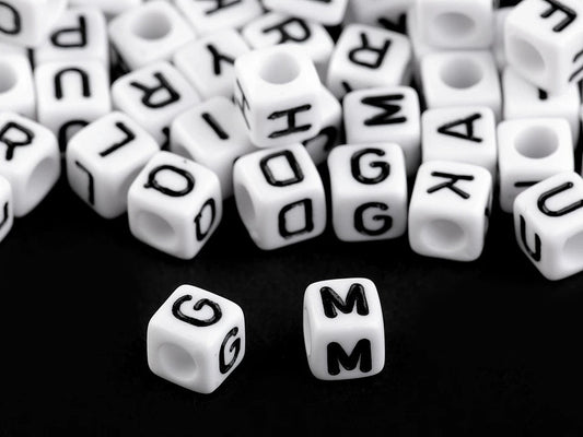 Plastmasas pērlītes ar burtiem, kubiņi 6×6 mm