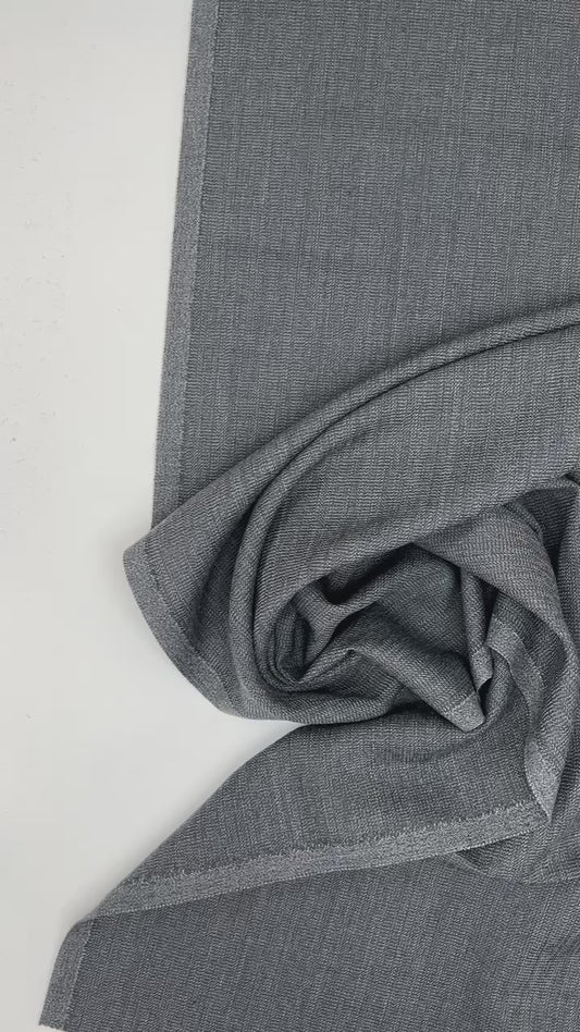 Itaalia ülikonnakangas | 53% vill | 45% polüamiid | 2% elastaan | 215 g/m² | 156 cm | Hall