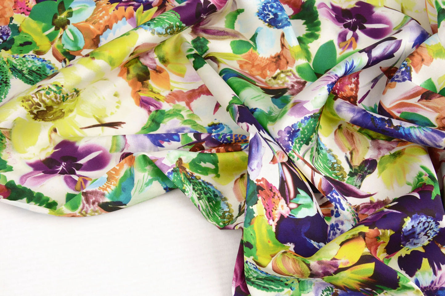 Satīns ar elastānu - angļu dārza ziedi 80 g/m²