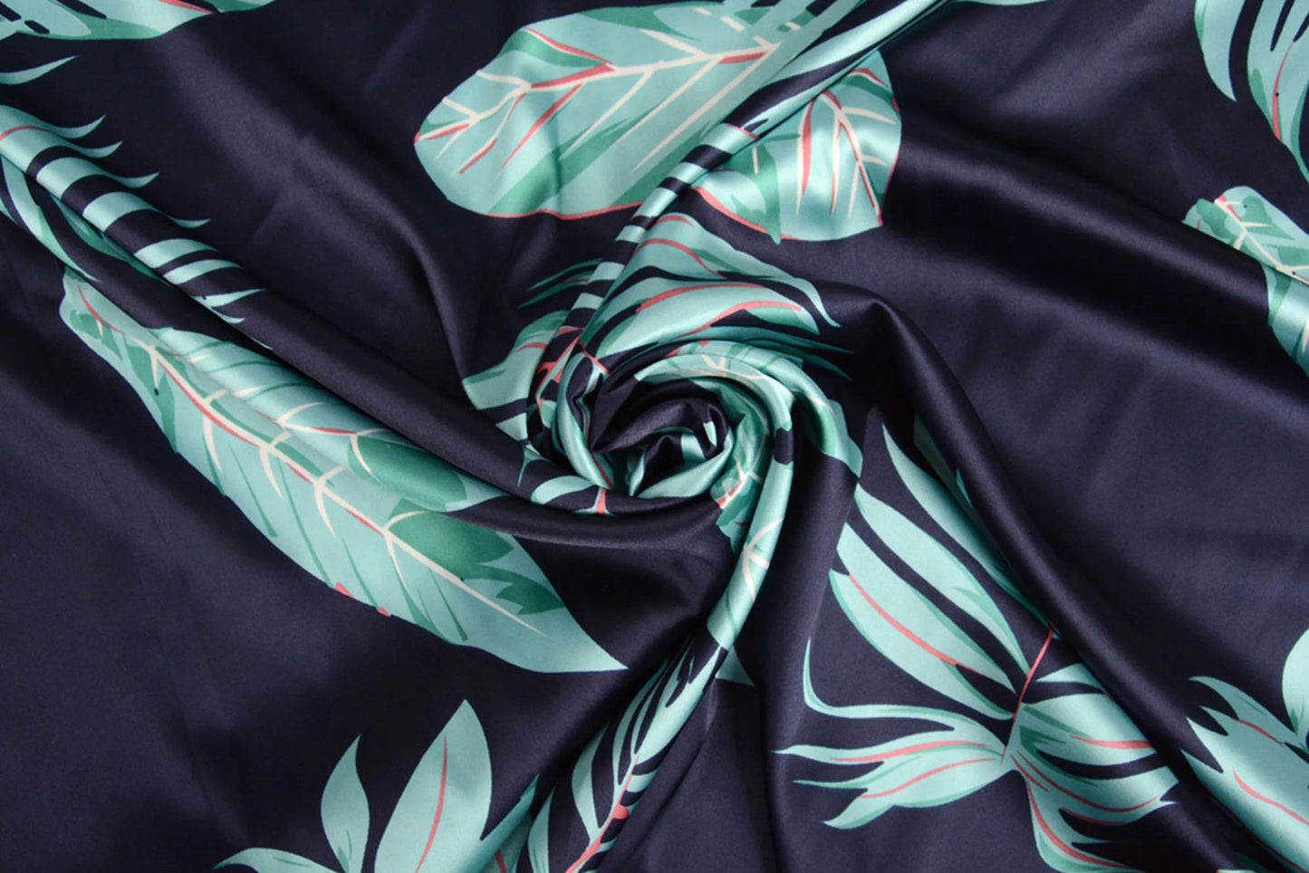 Satīns ar elastānu - lapas uz tumši zila fona 80 g/m²