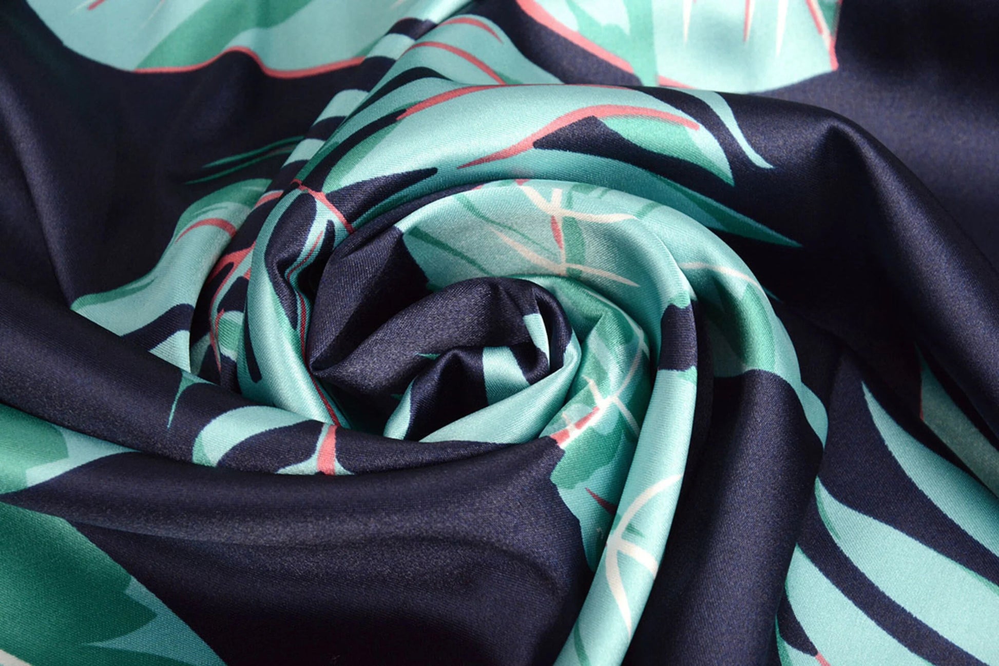 Satīns ar elastānu - lapas uz tumši zila fona 80 g/m²