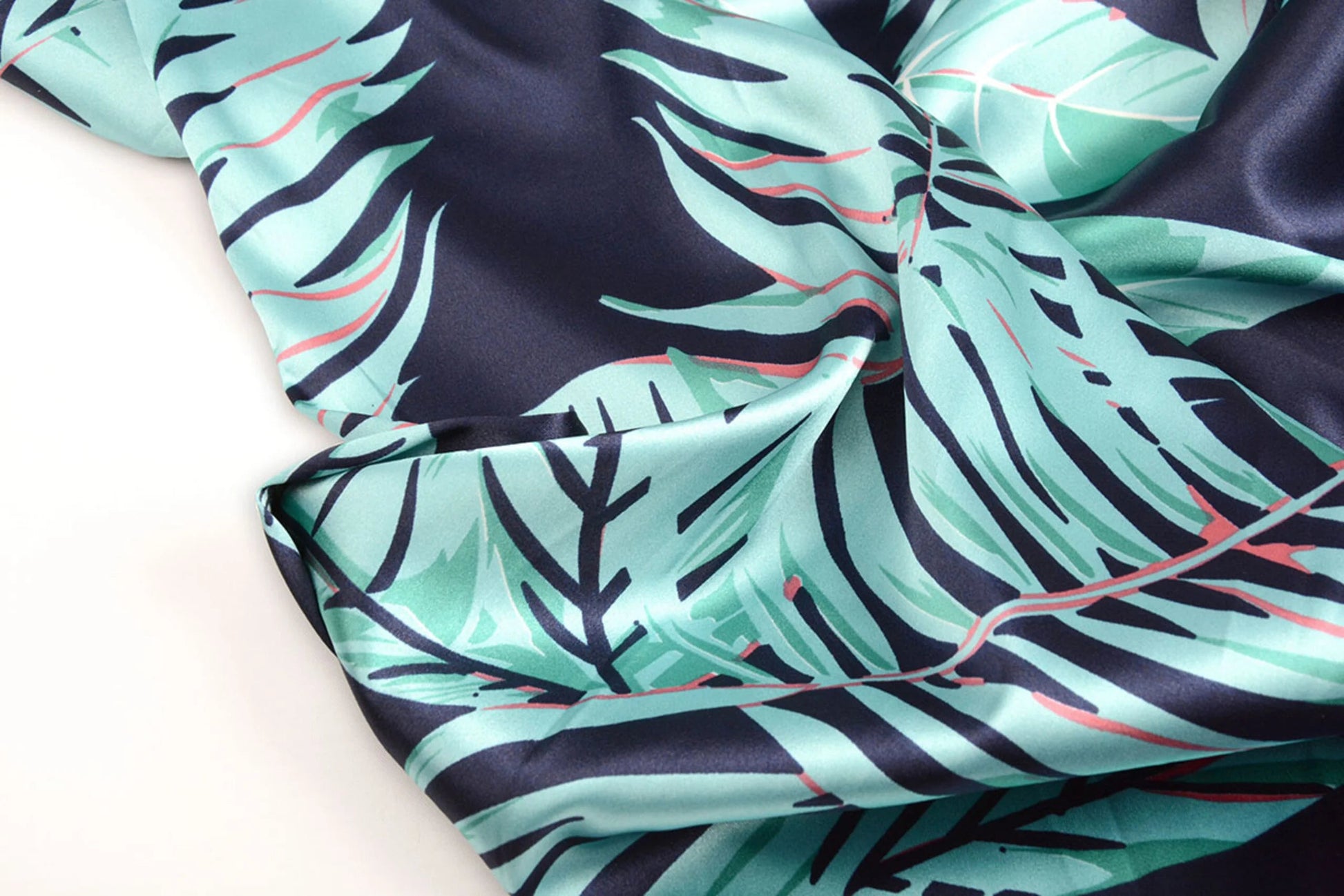 Satīns ar elastānu - lapas uz tumši zila fona 80 g/m²