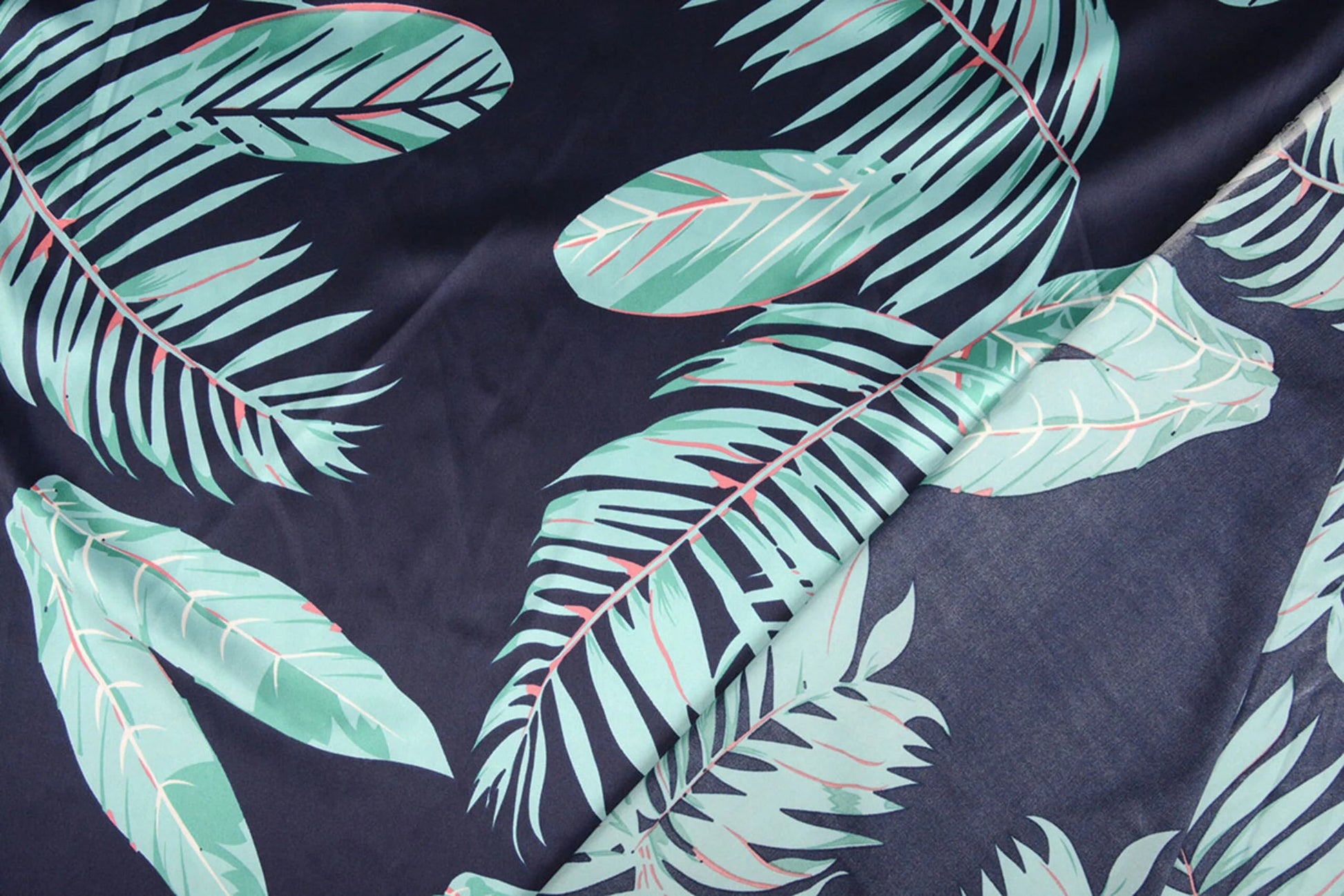 Satīns ar elastānu - lapas uz tumši zila fona 80 g/m²