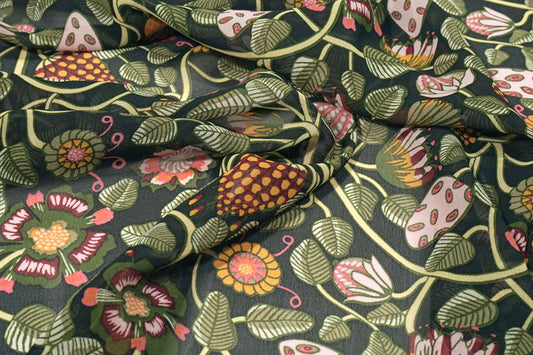 Attēls ar Šifons - ziedi ar zaļām stīgām| 150 cm | 65 g/m² – pieejams Šarlotes audumi