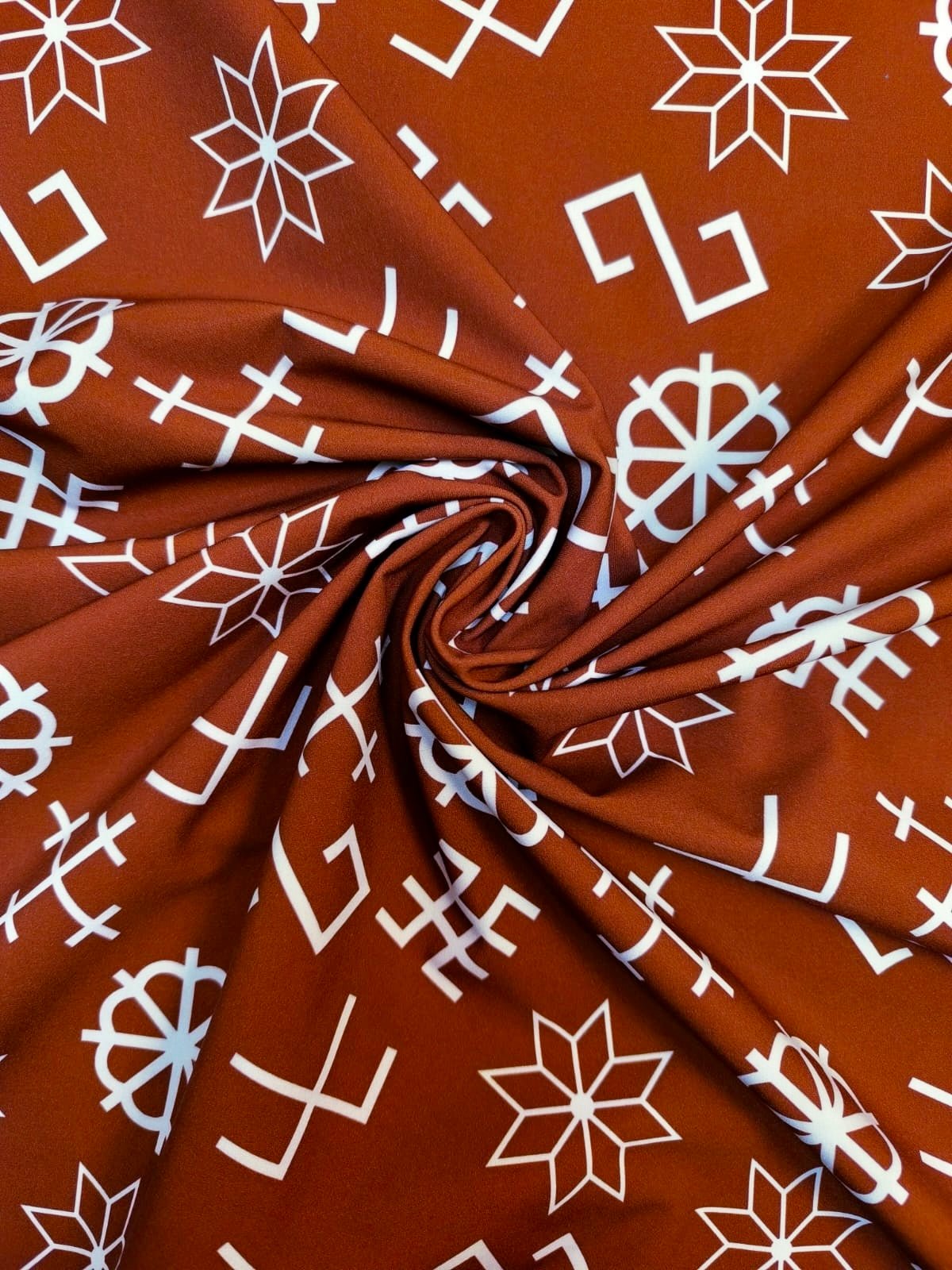 Softshell audums - ar latvju spēka zīmēm uz bruni sarkana fona 310 g/m²