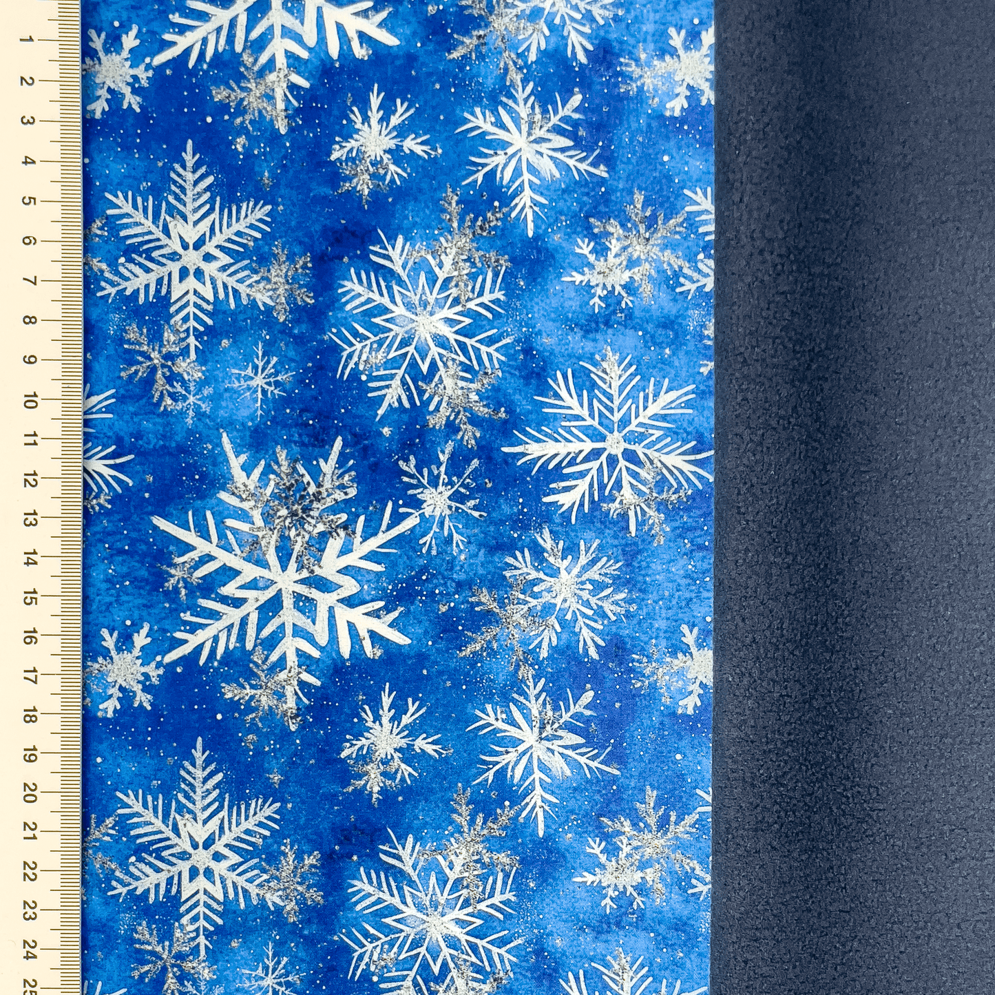 Attēls ar Softshell audums - sniegpārslas 300 g/m² – pieejams Šarlotes audumi